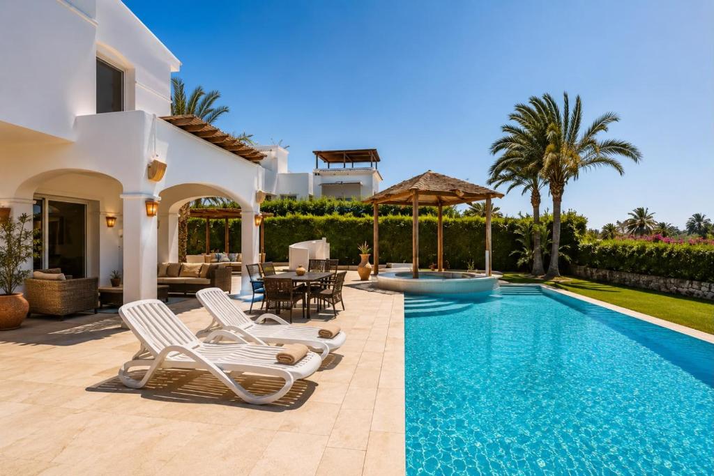 Exterior & pool