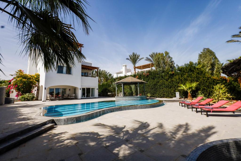 Exterior & pool